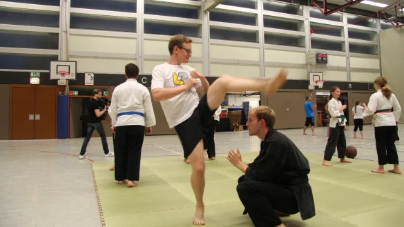 Hoch das Bein: LZ-Redakteur Till Brand (links) übt mit Trainingspartner Florian Teigeler einige Karatetechniken. - © Privat