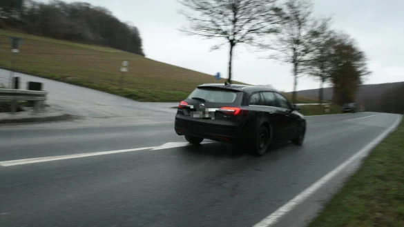 Bis zu 120 Schwerlastfahrzeuge täglich und eine hohe Verkehrsdichte: Die Einmündung zum Steinbruch Schiewe an der B 1 soll auf Antrag der SPD Barntrup mit einem Überholverbot entschärft werden. - © Sylvia Frevert