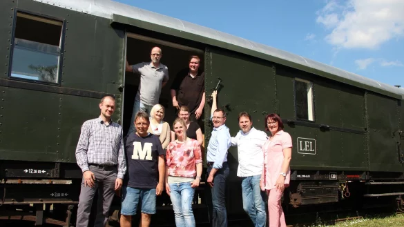 Vorbereitungen rund um die Waggons: (von links) Bernd Tünnermann und Simon Stock (Landeseisenbahn) sind schon eingestiegen. Zum Team gehören zudem (vorn, von links) Darren Wünsch (Lippische Landes-Zeitung), Jörg Edema (Landeseisenbahn), Emilia Niemann, Alexandra Schmidt, Evelyn Torzewski (Landhaus Begatal), Jochen Brunsiek, Stephan Büker und Renate Dalbke (von links). - © Marlen Grote
