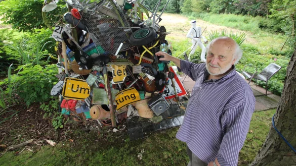 Ungew&ouml;hnlicher Brutplatz: H-Punkt-Schmidt zeigt in seinem Parkgarten die Skulptur &bdquo;Der Schrott dieser Welt ohne Ende", in der V&ouml;gel nisten. - &copy; Jens Rademacher