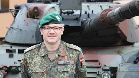 Standortältester: Oberst Siegfried Zeyer – hier vor einem Leopard-Panzer – repräsentiert die Bundeswehr Augustdorf in der Region. - © Cordula Gröne
