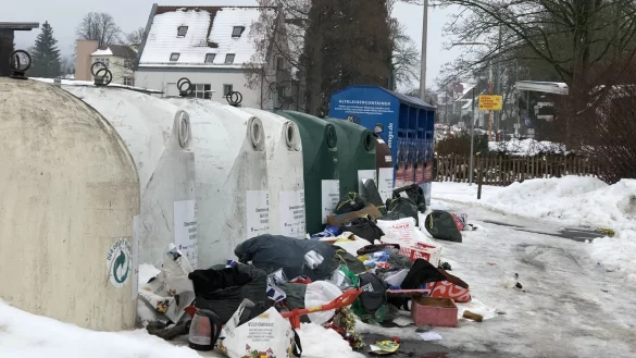 Unbekannte laden an den Altglascontainern am Regenstor gern M&uuml;ll ab. Diese Woche sieht es dort besonders schlimm aus. - &copy; Till Brand