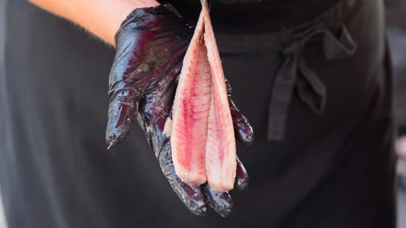 Frische Matjesfilets - &copy; Foto: Mohssen Assanimoghaddam/dpa/dpa-tmn