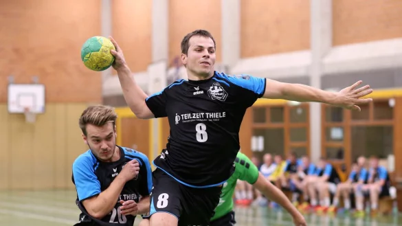 Der Teamkamerad geht in Deckung: Der Salzufler Peter Galyas (mit Ball) und Marius Koe᠆nig. - © Paul Cohen