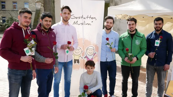 Eine Rose als Geschenk: Jugendliche verteilen Blumen an Bürger, darunter Bünyamin Topcu (Dritter von links). - © Thomas Krügler