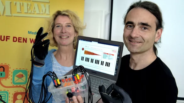 Eva Kukuk und Lajos Speck demonstrieren das Erfinder-Kit &bdquo;Makeymakey". - &copy; Franke