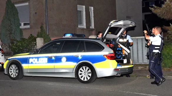 Schwer bewaffnete Polizisten riegelten den Einsatzort an der Kimbernstra&szlig;e ab. Festnahmexperten des SEK &uuml;bernahmen den Zugriff in der Wohnung. - &copy; Barbara Franke
