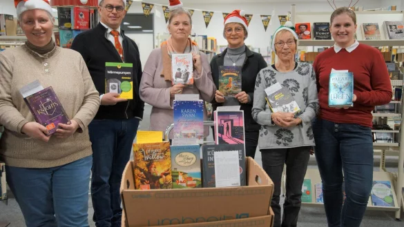 Weihnachtswichtel bei der Geschenkübergabe (von links): Silke Fischer und Michael Biermann mit den Vorstandsmitgliedern des Fördervereins Sabine Budde, Roswitha Heinz, Elisabeth Varnholt und Madeleine Biermann. - © Ulrike Busse/Stadt Lage