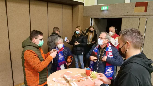 Eins-zu-eins-Betreuung: Andreas Sukop (rechts), Gesch&auml;ftsf&uuml;hrer des Teams HandbALL, wird beim Einlass in die Wineo-Arena tatkr&auml;ftig von drei Helfern unterst&uuml;tzt.&nbsp; - &copy; J&ouml;rg Hagemann