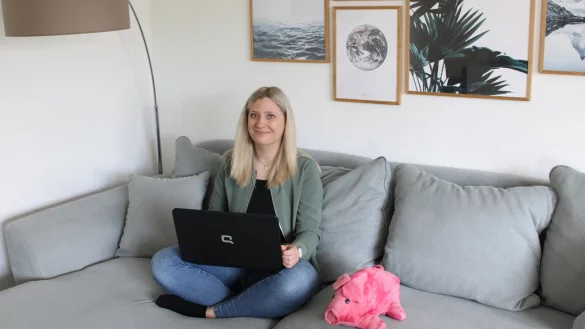 Gem&uuml;tlich auf der Couch mit dem Laptop auf dem Scho&szlig;. So entstehen viele der &bdquo;Hansi Heldenschwein" Geschichten von Laura Putschies. - &copy; Philipp Kersten