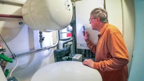 Ein Rentner liest seinen Gaszähler ab. Ob der Preis fürs Erdgas durch die Streichung der Speicherumlage tatsächlich günstiger wird, ist umstritten. - © picture alliance / Wolfgang Maria Weber