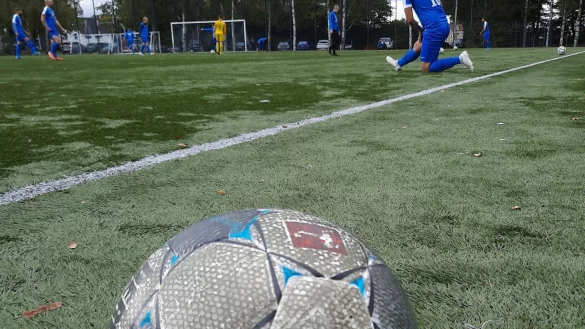 Der Ball liegt bereit: Eine verbandsweite Saisonunterbrechung im Fu&szlig;ball-Bereich ist erst mal nicht geplant. - &copy; Oliver K&ouml;nig