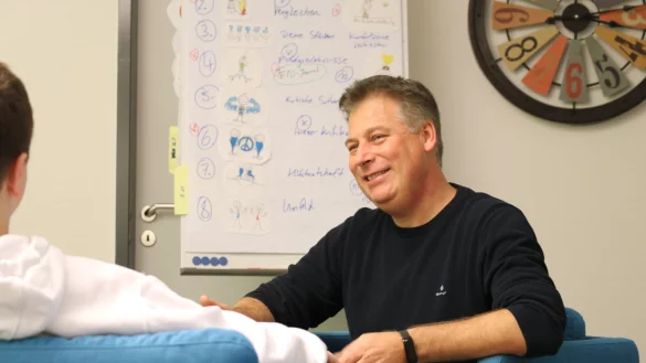 Jugendcoach Jürgen Schütz im Gespräch mit einem Jugendlichen. - © Alexandra Schaller