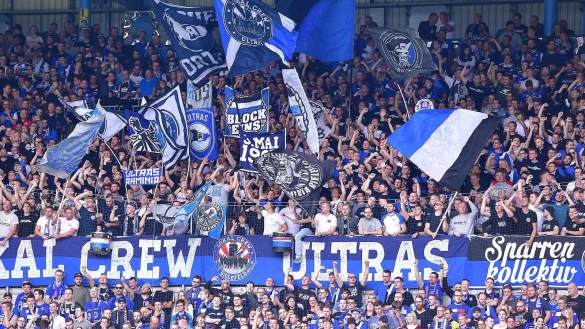 Fans von Arminia Bielefeld feuern ihre Mannschaft an. - &copy; Revierfoto/dpa