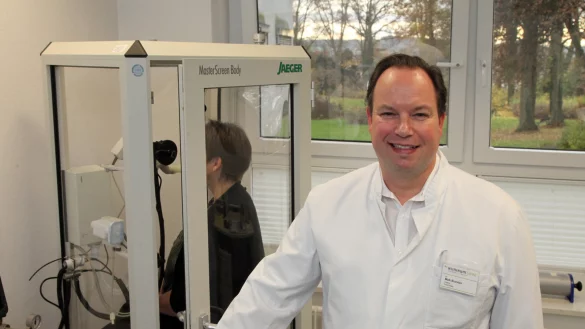 Dr. Maik Brandes leitet nicht nur die Lemgoer Klinik f&uuml;r Pneumologie, Schlaf- und Beatmungsmedizin, sondern springt jetzt auch bei der ambulanten Versorgung von Lungenpatienten im Medizinischen Versorgungszentrum Detmold ein. - &copy; Archivfoto: Bernhard Preu&szlig;