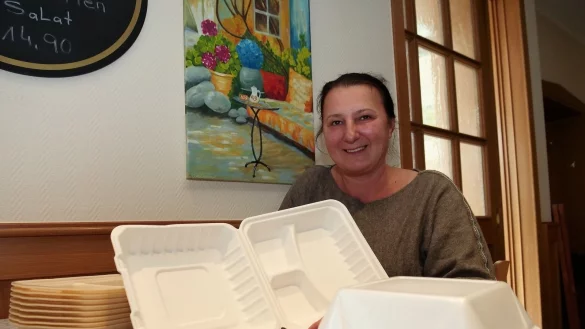 Jela Biondic mit unterschiedlichen Einwegverpackungen. In der Mitte das teure Sch&auml;lchen aus Bambusfasern.&nbsp; - &copy; J&ouml;rg Hagemann