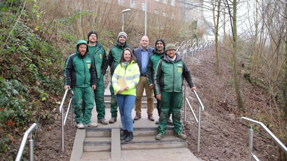 B&uuml;rgermeister Christoph Dolle (3. von rechts) und Bauleiterin Victoria Wirbs haben die Treppe am Weinberg gemeinsam mit den Bauarbetern offiziell frei gegeben. - &copy; Stadt Blomberg