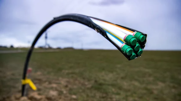 Leerrohr f&uuml;r Glasfaser - &copy; Foto: Sina Schuldt/dpa