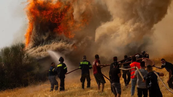 Feurwand - &copy; Foto: Marios Lolos/XinHua/dpa