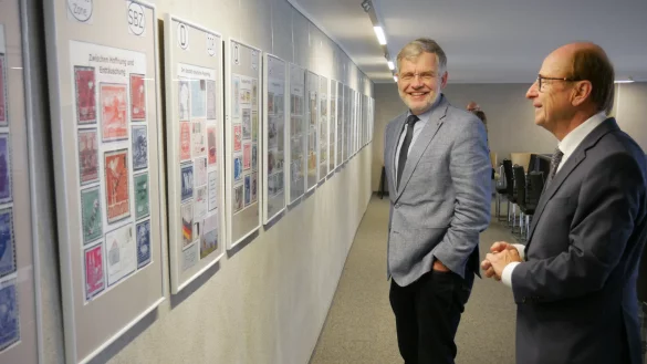 Lemgos B&uuml;rgermeister Dr. Reiner Austermann und Stendals Oberb&uuml;rgermeister Klaus Schmotz betrachten gemeinsam die Ausstellung. - &copy; Alte Hansestadt Lemgo