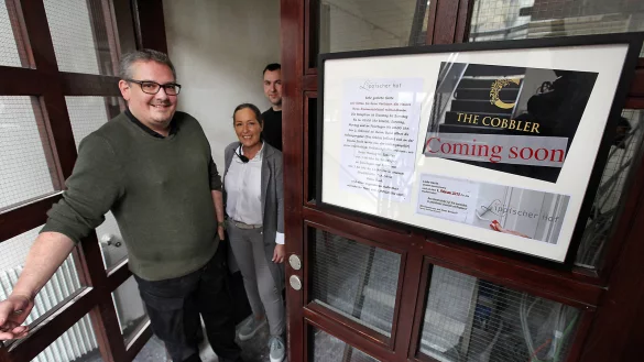 Heute noch Chaos, morgen alles neu: Marcus und Annette Schuster mit Thorsten Federschmid sind noch mitten in der Baustelle. &bdquo;The Cobbler" soll Ende M&auml;rz an den Start soll. - &copy; Bernhard Preuss