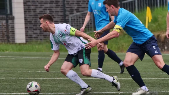 Oerlinghausens Kapitän Daniel Nadig ist kaum zu halten. - © Jörg Hagemann