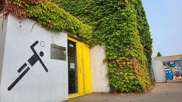 Die Volker-Zerbe-Halle der Realschule Lemgo muss derzeit noch gereinigt werden. Unbekannte hatten hier mehrere Feuerl&ouml;scher entleert. Stadt und Schule hoffen nun, dass die Sporthalle Anfang September wieder in Betrieb genommen werden kann. - &copy; Freya K&ouml;hring