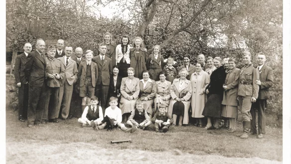 Lehrerfamilien 1940: Das Oerlinghauser Kollegium traf sich in der Freizeit. Roland Ploeger sitzt links vorn im Gras. Neben ihm Gunther Diekmann. Stehend (v. li.) die Herren Plöger (Vater), Stecker, Holzkamp (in Uniform) , Hunke, Elbracht, Husemann. In der Mitte sitzend die Damen Plöger, Wittenberg, Möller, NN. Daneben stehend Frau Holzkamp, Frl. Schäfermeyer, Frl. Tölle. Ganz rechts Hermann Diekmann, der seinen ältesten Sohn Horst (in Uniform) im Arm hält – der übrigens kurz darauf gefallen ist. - © Repro: Horst Biere / Quelle: Arc