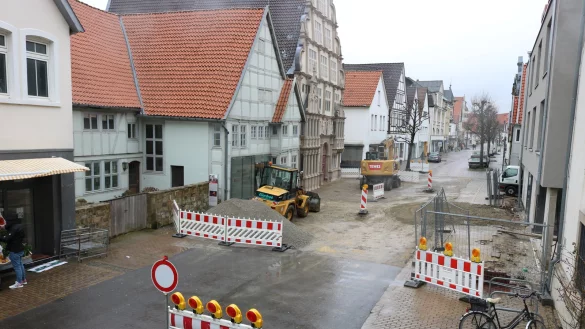 In dem bislang lediglich provisorisch asphaltierten Bereich zwischen der Alten Abtei, dem Hotel (rechts) und dem Hexenb&uuml;rgermeisterhaus (auf H&ouml;he der Baumaschinen links) macht die Stadt jetzt die Breite Stra&szlig;e h&uuml;bsch. - &copy; Philip Marx