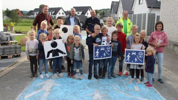 Bitte langsam fahren: Die Kinder aus der Windaustra&szlig;e haben ein riesiges Spielstra&szlig;en-Schild gemalt, damit die Autofahrer achtsamer unterwegs sind. - &copy; Kirsten Fuhrmann