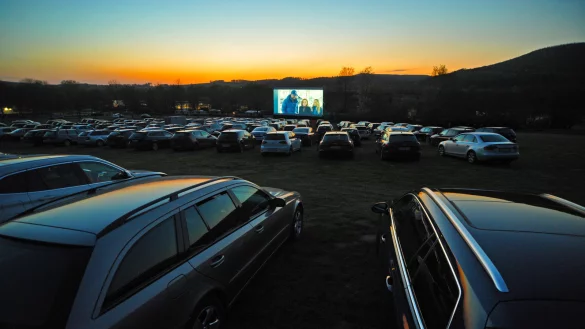 Das Autokino von LZ, Radio Lippe und Infinity am Schiedersee zeigt jeden Abend bis einschlie&szlig;lich 3. Mai ausgew&auml;hlte Filme. - &copy; Nicole Ellerbrake