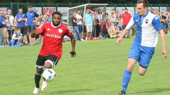 Schnell unterwegs: Bressa de Monteiro (links) beim Pokalsieg des Post-TSV Detmold gegen Jerxen im Juni in Augustdorf. - &copy; Sebastian Lucas(LZ)