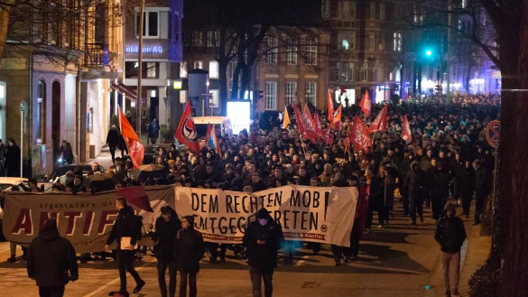 Ein Demonstrationszug wird von Transparenten mit der Aufschrift "Dem&nbsp; rechten Mob entgegentreten" und "Antifa" angef&uuml;hrt. Ungef&auml;hr 1500 Demonstranten zogen vom Fraktionsb&uuml;ro der Hamburger AfD zum B&uuml;ro des Landesverbandes der FDP. In Bielefeld kamen am Jahnplatz rund 400 Menschen zusammen. - &copy; Jonas Walzberg/dpa