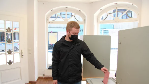 In einem der historischen Pavillons am Kaiser-Wilhelm-Platz, gegen&uuml;ber der B&uuml;rgerberatung, befindet sich das neue Briefwahllokal. Sven Eichner vom Wahlteam demonstriert, wie die Stimmabgabe funktioniert. - &copy; Jana Beckmann