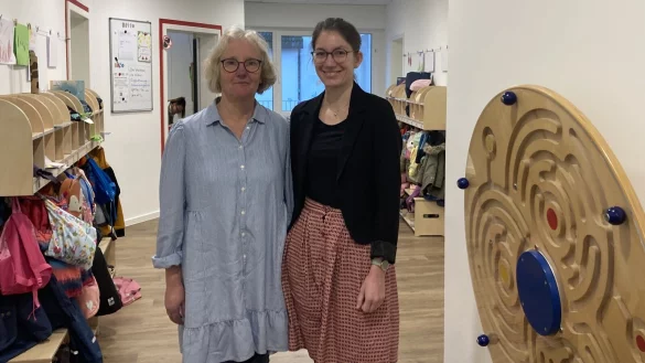 Kitaleiterin Heike Burg (links) und Ann-Marie Sander vom Tr&auml;ger Eben-Ezer freuen sich &uuml;ber die hallen R&auml;ume in der Einrichtung an der Pfuhlstra&szlig;e. - &copy; Cordula Gr&ouml;ne