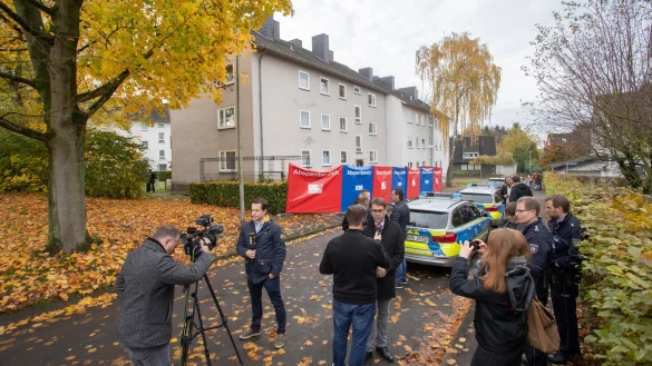 Kamerateams, die Polizei und ein Sichtschutzzaun pr&auml;gen Anfang November das Bild vor dem Haus in der Neulandstra&szlig;e. - &copy; Torben Gocke