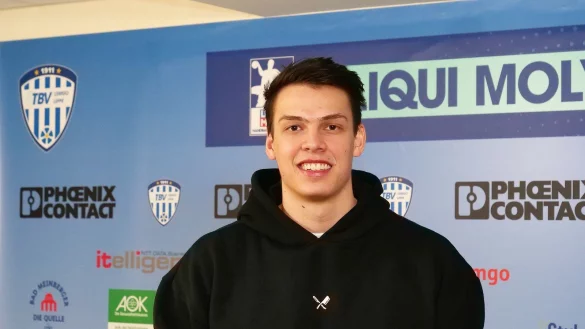 Willkommen in Lemgo: Frederik Simak vor der Sponsorenwand im Pressecenter der Phoenix-Contact-Arena. - &copy; J&ouml;rg Hagemann