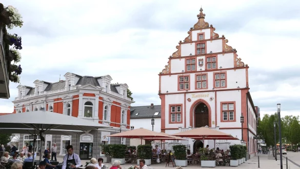 Demn&auml;chst offiziell Fu&szlig;g&auml;ngerzone: Rund um das historische Rathaus ist neues Pflaster verlegt worden. Bei sch&ouml;nem Wetter laden mehrere Au&szlig;engastronomien zum Verweilen ein. Die Atmosph&auml;re soll k&uuml;nftig durch so wenig Verkehr wie m&ouml;glich gest&ouml;rt werden. - &copy; Paul Cohen