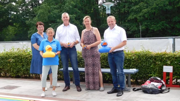 B&uuml;rgermeister Mario Hecker &uuml;bergibt zusammen mit Ramona Lampe von der Verwaltung die neuen Badeenten an die Schwimmmeisterin Stefanie Schlanow sowie Marc H&auml;ger und Daniela Wutzke vom Freibadverein. Foto: Gemeinde Kalletal - &copy; Gemeinde Kalletal