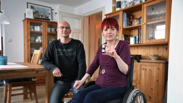 L&auml;ngst aufgebraucht: Heike Mallmann zeigt ein leeres Fl&auml;schchen des Canabis-Pr&auml;parats, das ihr helfen w&uuml;rde, das ihre Krankenkasse aber nicht zahlen will. An ihrer Seite ist ihr Mann Andreas. - &copy; Bernhard Preuss