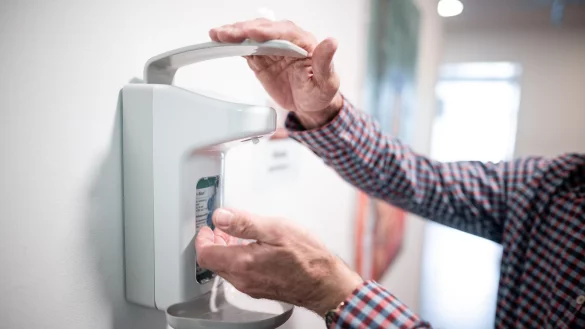 Desinfektion - &copy; Foto: Fabian Strauch/dpa