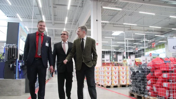 Rundgang durch die neuen Hallen: (von links) Marktleiter Andreas Peter, Geschäftsführer Klaus-Dieter Fockel vom Investor Beermann Immobilien sowie Bürgermeister Dr. Reiner Austermann sehen sich den neuen Baumarkt an. - © Till Brand