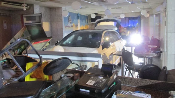 Pkw f&auml;hrt in einen D&ouml;nerimbiss - &copy; Polizei Holzminden