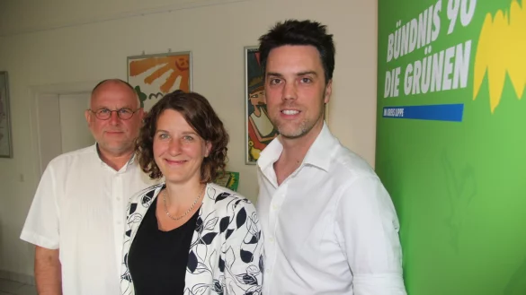 Stellen sich bei der Stichwahl des Landrats hinter Lehmann: (von links) Gr&uuml;nen-Kreistags-Fraktionschef Werner Loke sowie die beiden Kreistagssprecher Dr. Inga Kretzschmar und Robin Wagener. - &copy; Martin Hostert