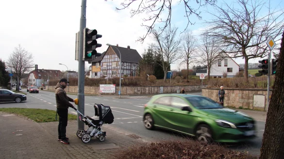 Jan Rabe will die B 66 in Humfeld mithilfe der Fu&szlig;g&auml;ngerampel queren. Er habe es schon oft erlebt, dass erst im letzten Moment gebremst wurde, weil die Ampel nicht von rot auf gr&uuml;n f&uuml;r den Verkehr umgesprungen sei. Angelika Nolte auf der anderen Stra&szlig;enseite kann das best&auml;tigen. - &copy; Nadine Uphoff
