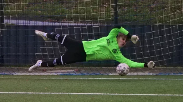 Der Elfmeter-Killer: Timo Jakubik wehrte vier Strafstöße ab und ebnete der Blomberger B-Jugend den Weg in die nächste Runde. - © Jörg Hagemann