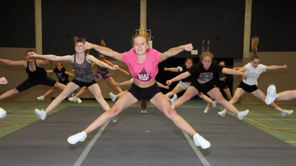 Kein Leader tanzt aus der Reihe: Jolina (Mitte) und die M&auml;dels der &bdquo;Crazy Angels" h&auml;lt es selten am Boden. Sprungtechniken sind dabei genauso wichtig wie Stunts oder Turnfiguren. - &copy; Bernhard Preu&szlig;