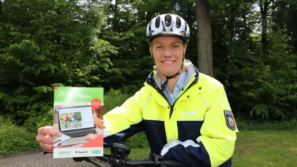 Verkehrssicherheitsberaterin Tanja Menze ist f&uuml;r das Radfahrausbildung der Viertkl&auml;ssler zust&auml;ndig. Bis zu den Sommerferien f&auml;llt das Training flach &ndash; 1800 Viertkl&auml;sssler sind betroffen. - &copy; Till Sadlowski
