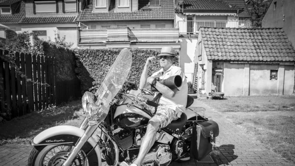 Neben der Fotografie ist das Motorradfahren eine von Pauls Leidenschaften. - &copy; Alice Beller