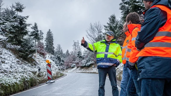 Keine weitere Gefahr: Gutachter Prof. Dr. Ing. Carsten Schl&ouml;tzer gemeinsam mit Vertretern von Stra&szlig;en NRW beim Ortstermin auf der Gausek&ouml;te. - &copy; Torben Gocke